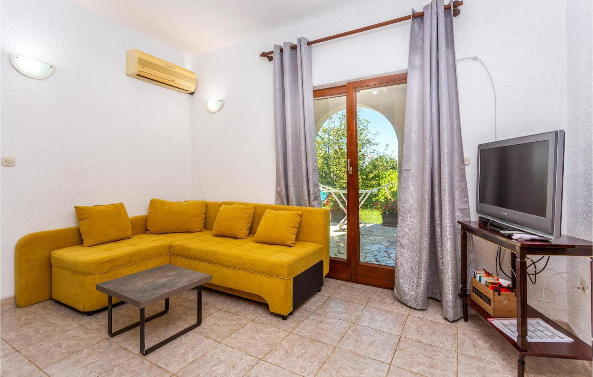 Beautiful Apartment In Malinska With Wifi Bagian luar foto